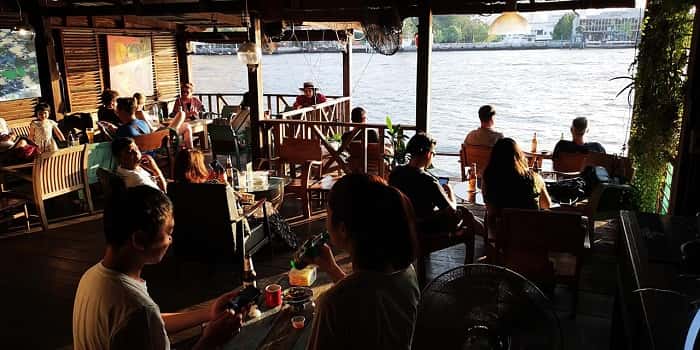 ร้านกาแฟติดแม่น้ำเจ้าพระยา