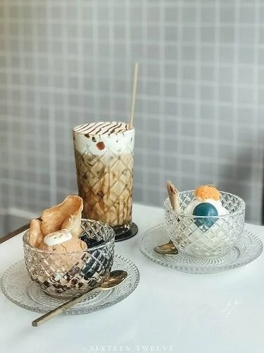 ร้านไอศครีม, คาเฟ่ไอติม