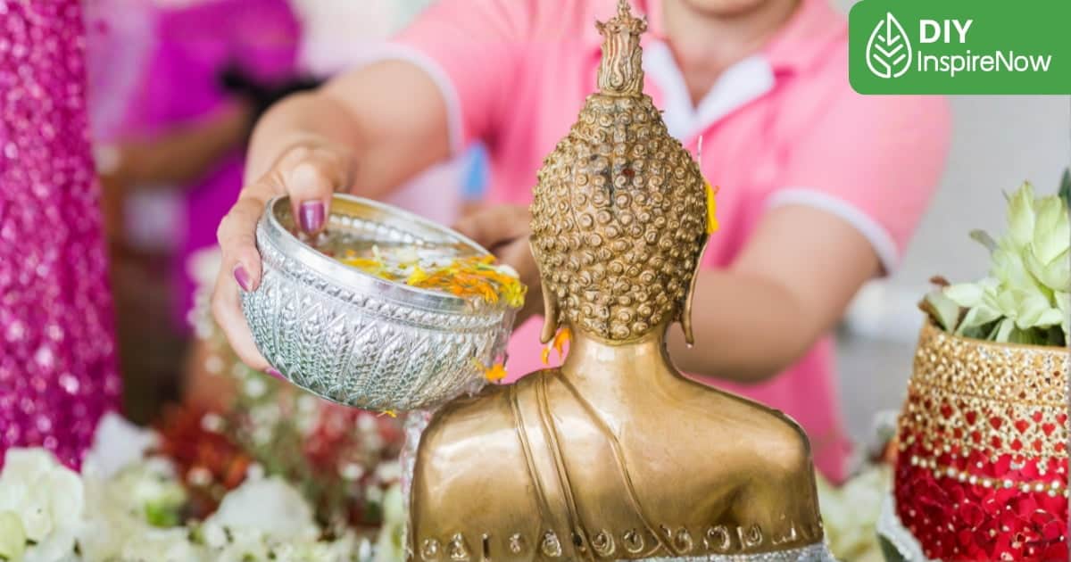 วิธีสรงน้ำพระ